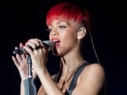 Рианна увеличила грудь