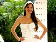 Анджелина Джоли меняет место жительства