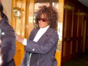 Уитни Хьюстон тратит 300 тысяч долларов на наркотики