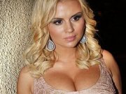 Анна Семенович пострадала из-за своей груди