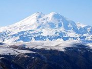 Спасатели покорили вершину Эльбруса и спасли альпиниста