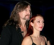 Джигурда опять показал свою жену обнаженной