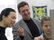 Губернатор вместе с детьми из детских домов встал за мольберт