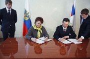Губернатор поставил свою подпись под двумя важнейшими документами