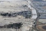 Цунами продолжают смывать японские города и поселки