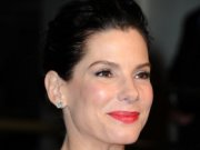 Сандра Баллок помогает японцам