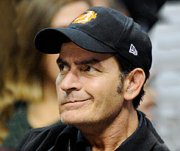 Актер Чарли Шин развелся с супругой