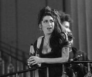 Певица Эми Уайнхаус совершила самоубийство