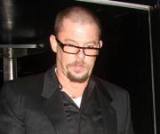 МакКуин завещал 82 тысячи долларов своим собакам