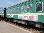 Сотрудники полиции сопровождают детей, едущих на отдых