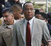 Присяжных по делу об убийстве Майкла Джексона просят полностью изолировать от внешнего мира