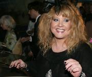 За Пугачевой следит неизвестный мужчина