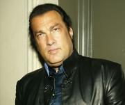 Актер Стивен Сигал вызвался помочь полицейским