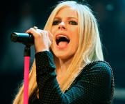 Певицу Аврил Лавин жестоко избили