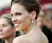 Актриса Хилари Суонк страдает из-за поездки в Чечню