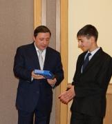 Хлопонин вручил паспорта 25 девушкам и юношам