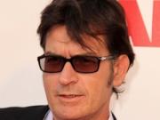 Чарли Шин пожертвовал 10 тысяч долларов бейсбольной команде