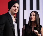 Катчер мечтал развестись с Мур