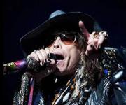 Лидер группы \"Aerosmith\" обручился с возлюбленной