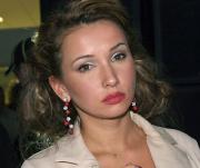 Анфиса Чехова мучается из-за пышного бюста