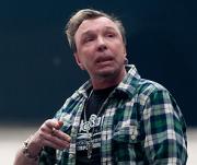 Певец Сукачев лишился водительских прав