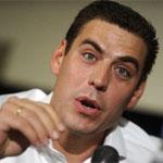 Знаменитый актёр из фильма \"Бригада\" Дюжев выбирает подарки в подземном переходе