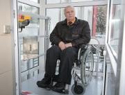 В офисе МТС появился лифт для людей с ограниченными возможностями