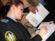 Приставы забрали у должника телевизор и телефон