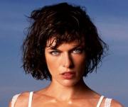 Мила Йовович подарили огромного осетра