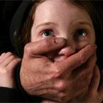 Педофил изнасиловал 9-летнюю девочку, запугав что убьёт её собаку