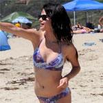 Селена Гомес поёт пахабные песни, справляет нужду на улице и попадает в полицию