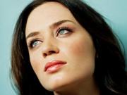 Эмили Блант – против Google