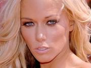 Сын Кендры Уилкинсон говорит по-испански