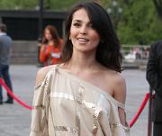 За чей счет живет Сати Казанова?