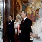 На богослужение в столичный храм Христа Спасителя пришли Медведев и Путин