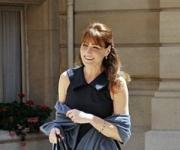 Карла Бруни превратилась в бледную тень