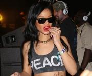 Фотографии Рианны с белым порошком вызвали скандал