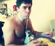 Бойфренд и любимая собачка Анфисы Чеховой едят из одной посуды