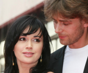 \"Прекрасная няня\" готовится в третий раз стать мамой