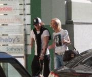 Дмитрий Тарасов приковылял в ЗАГС на костылях