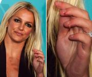 Бритни Спирс грызет ногти до крови