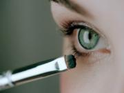 Какой макияж выбрать, чтобы выглядеть моложе