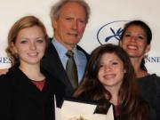 Клинт Иствуд пугает кавалеров своей дочери