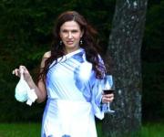 Эвелина Бледанс подкармливает сына вином, разбавленным водой