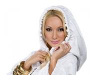 Лера Кудрявцева в образе ангела пытается остановить войну титанов