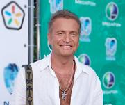 Агутина вновь поймали на публичной измене