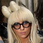 Танцор ударил шестом по голове Леди Гага во время концерта