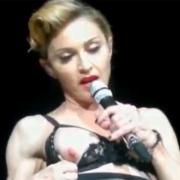 Поп-дива преклонных лет решила удивить турков голой грудью (фото)