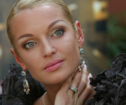 Анастасия Волочкова дарит цветы своему бывшему любовнику