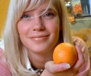 Певица Глюкоза подкладывает под попу портрет президента